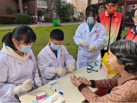 愛在三月學雷鋒，志愿服務暖人心——檢驗醫學院“紅醫薪火行動”（春和景明站）雷鋒月系列活動側記